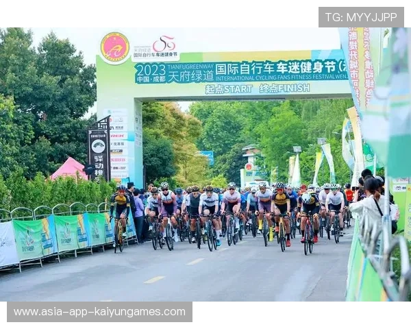 自行车赛成都站集体摔车引发网友关注,2021环成都自行车赛 自行车赛成都站集体摔车引发网友关注,2021环成都自行车赛